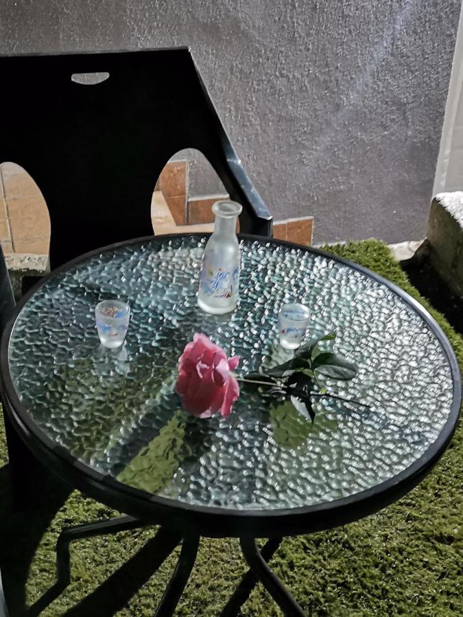 Frasta'S Rose Lägenhet Plaka  Exteriör bild